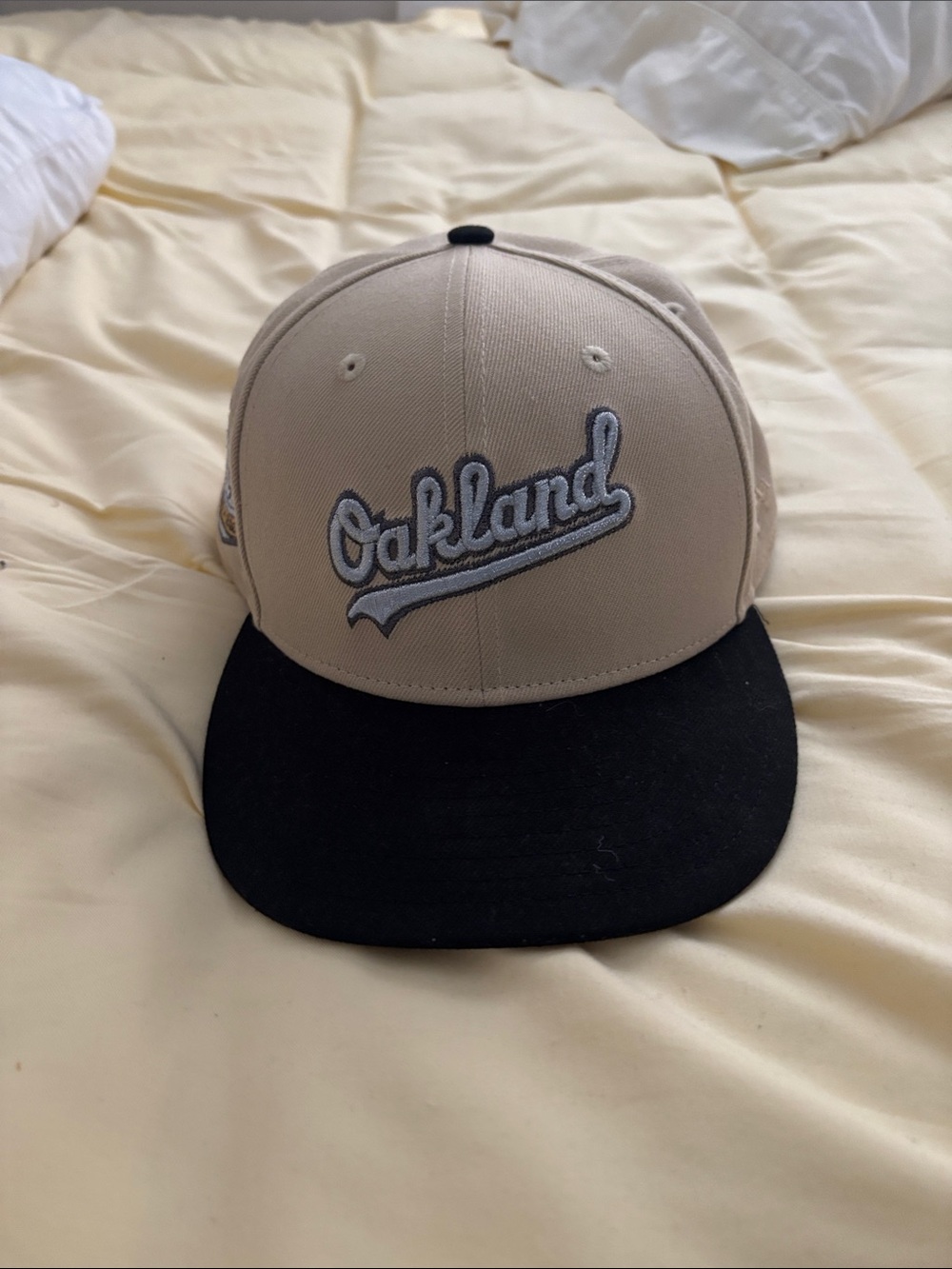 Oakland Script Baseball Cap - Beige and Black